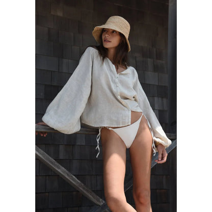 Helles beiges Leinen-Button-up-Shirt mit passenden Bikini-Hosen mit Seitenties bei Bluse Lily Moon
