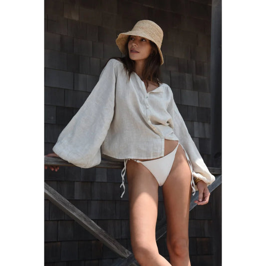 Helles beiges Leinen-Button-up-Shirt mit passenden Bikini-Hosen mit Seitenties bei Bluse Lily Moon