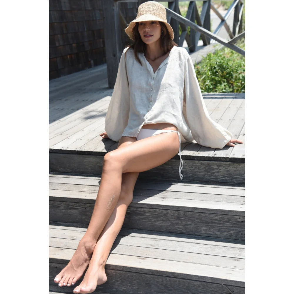 Frau trägt beige Strohhut, off-White Bluse und weiße Bikini-Höschen bei Moon