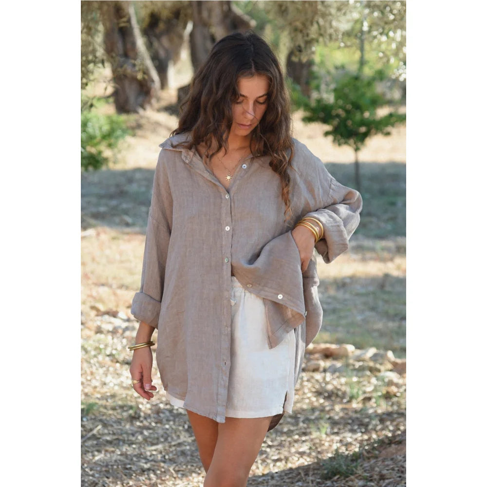 Damen-Langarm-Leinenbluse mit Knöpfen in neutralem Taupe oder Beige Farbe