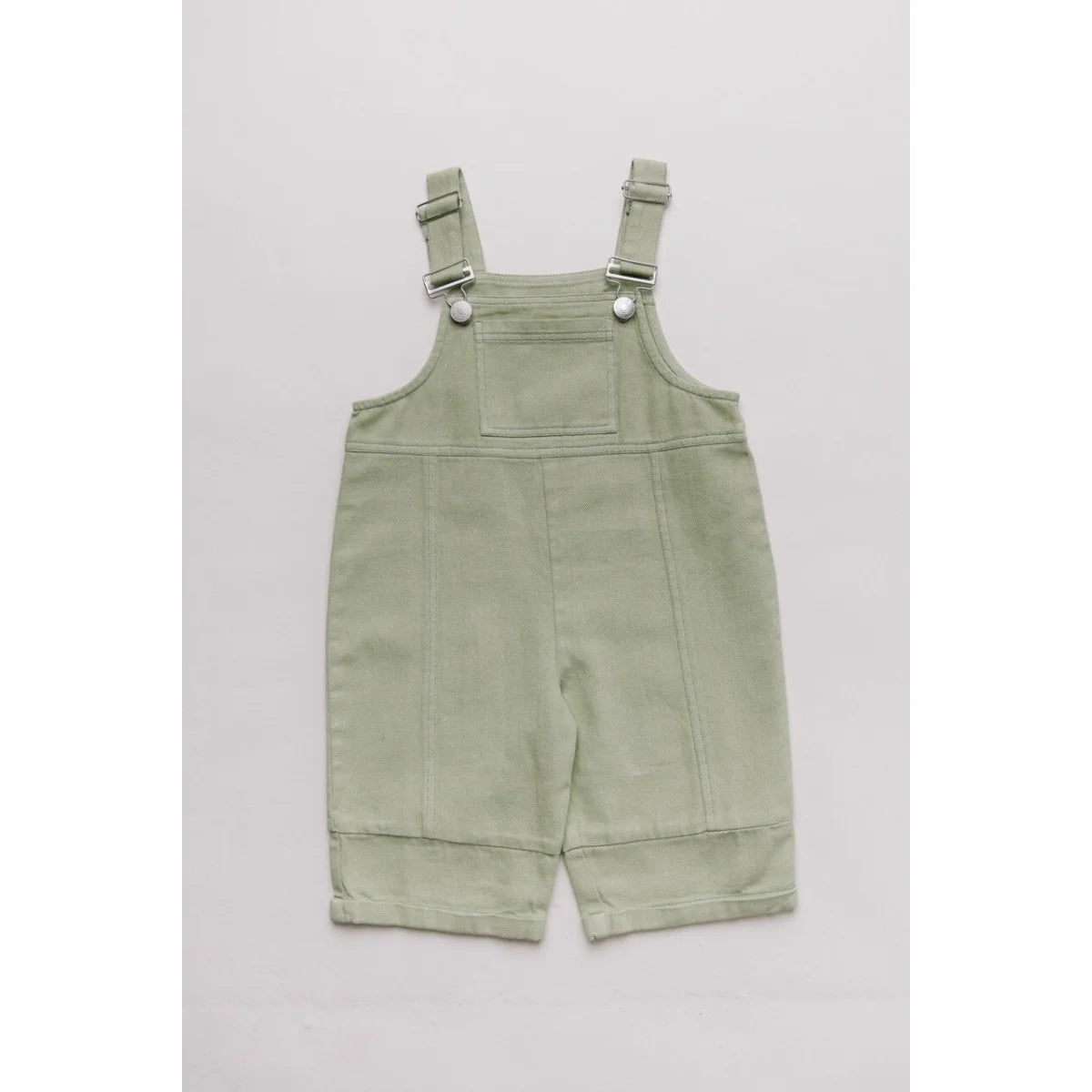 Mintfarbene denim-latzhose blythe dungaree mit verstellbaren trägern und silbernen metallverschlüssen