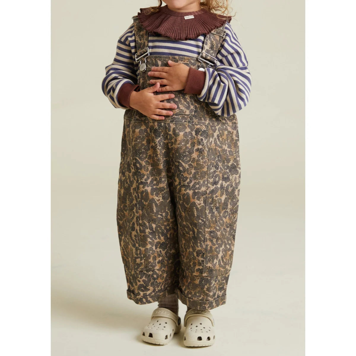 Blythe Leopard Dungaree: braune Leopard-Print-Denim-Overalls mit verstellbaren Trägern und Rippenkragen