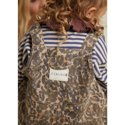 Leopardenmuster-Jeanslatzhose mit einem ’claude’ Markenlabel auf dem Rücken.