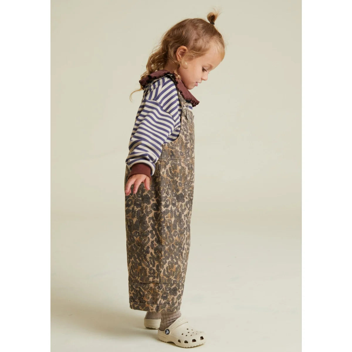 Kind leoparden-denim-Hose mit gestreiftem Shirt und Crocs