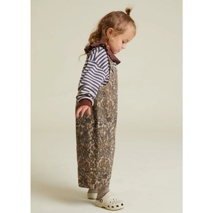 Kind leoparden-denim-Hose mit gestreiftem Shirt und Crocs