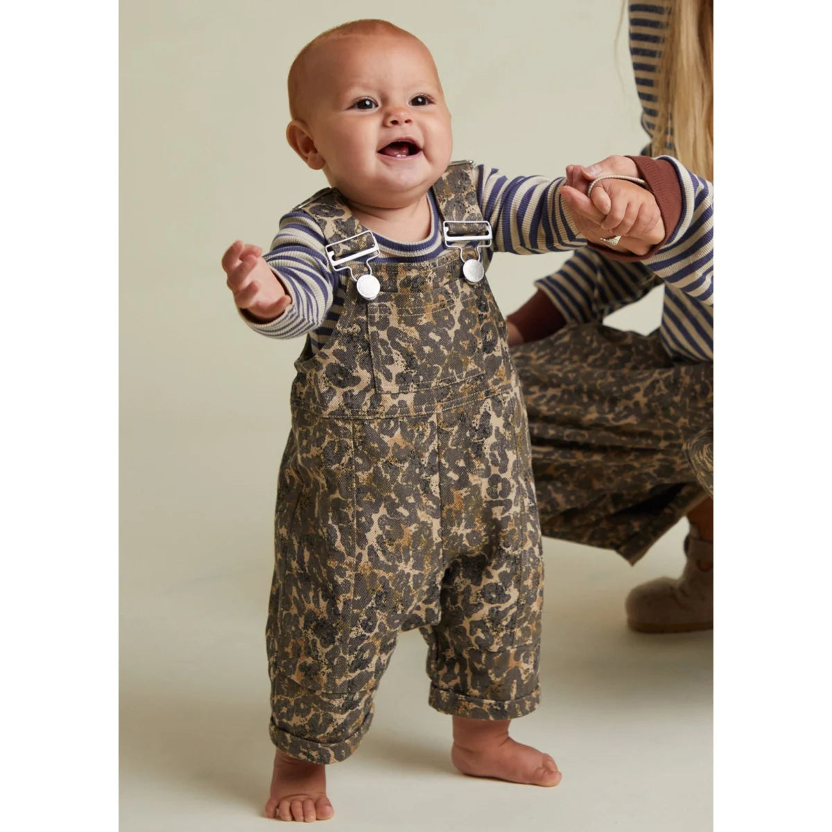 Baby in Blythe Leopard Dungaree: oliv-braun Leopard-Jeanslatzhose mit weißen Schnallen
