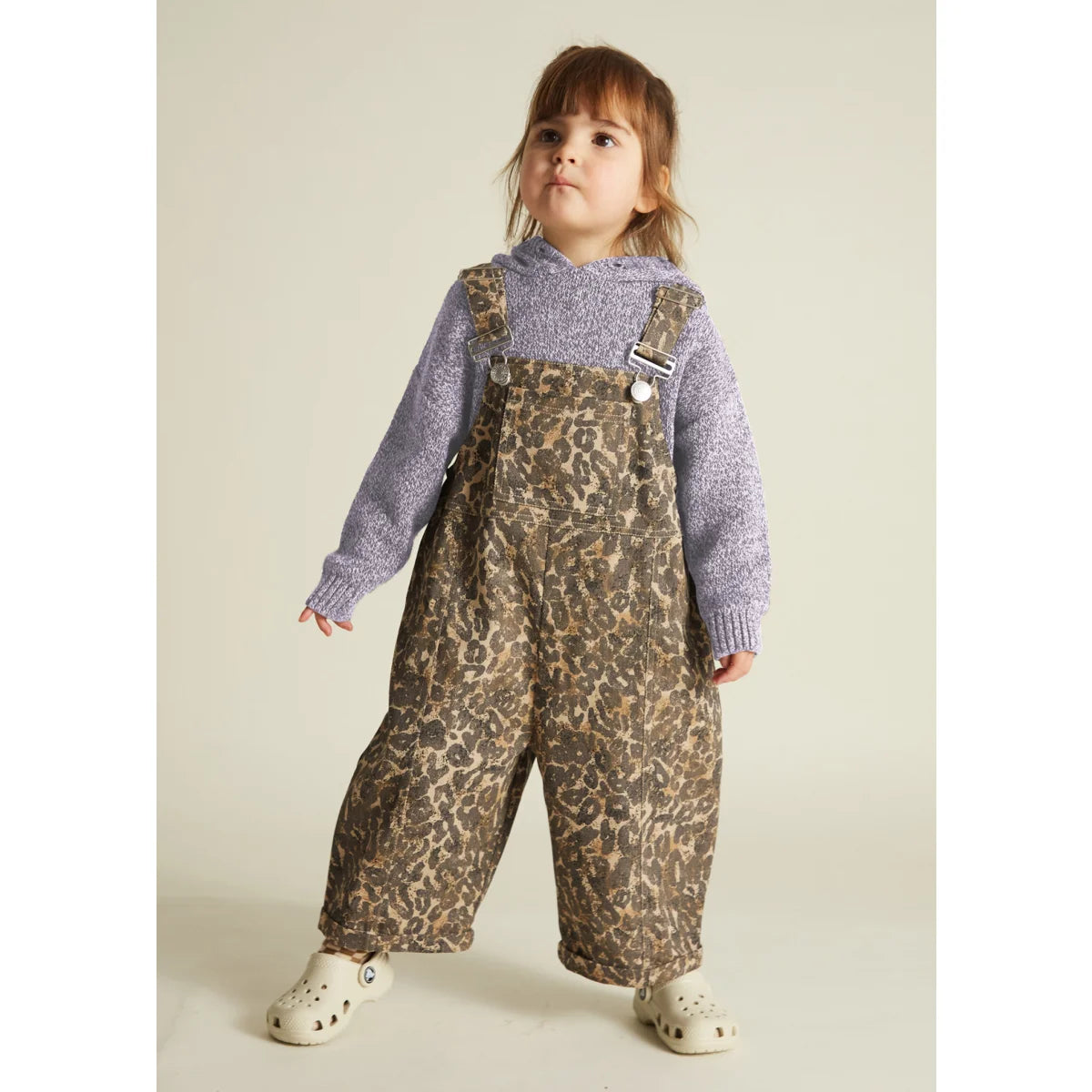 Blythe Leopard Dungaree: Leopard-Print Denim Overalls mit Silberbuckeln über lavendelfarbenem Strickpullover