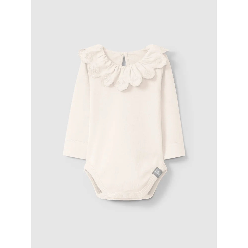 Weißes langärmliges Baby-Bodysuit mit Rüschensaum, Modell Body mit Rüschen | sand