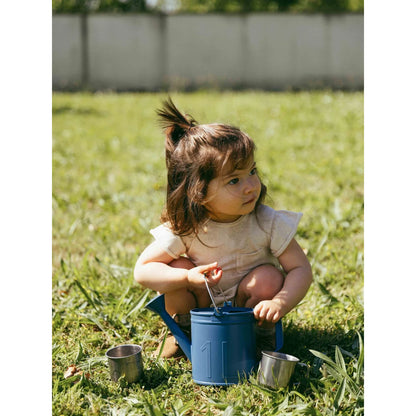 Blaue Metallgießkanne Nr. 1 mit Rüffelärmel-Linen-Design, nachhaltige Babykleidung Schweiz