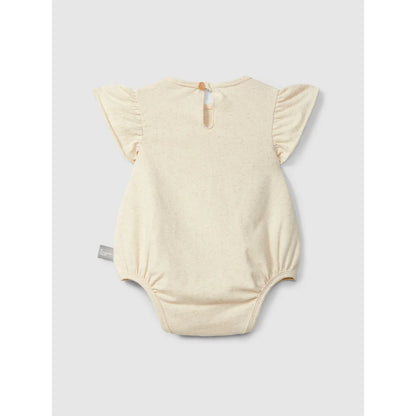 Nachhaltige Babykleidung Schweiz: cremefarbener Body mit Rüschenärmeln
