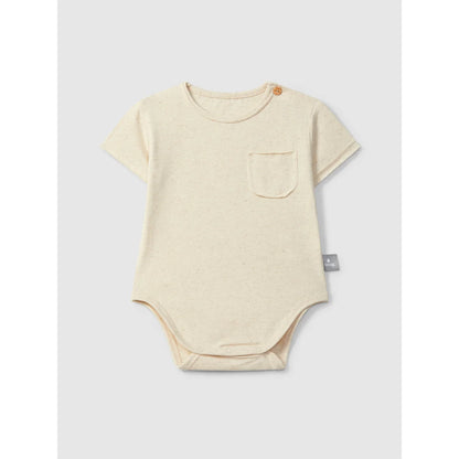 Nachhaltige Babykleidung Schweiz: Cremefarbene Bio-Baumwoll-Body mit Tasche