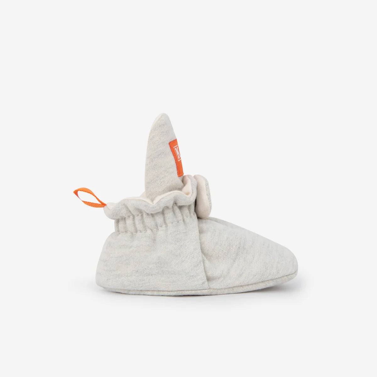 Weiche graue babybooties aus baumwolle mit gerafftem saum und orangefarbenem ziehschlaufe für nachhaltige babykleidung schweiz