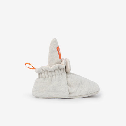 Weiche graue babybooties aus baumwolle mit gerafftem saum und orangefarbenem ziehschlaufe für nachhaltige babykleidung schweiz