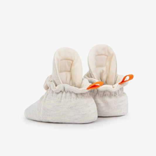 Weiche heather graue babybooties mit plüschigem cremefarbenem innenfutter und leuchtend orangefarbenen ziehschlaufen für ökologische baby- & kinderprodukte