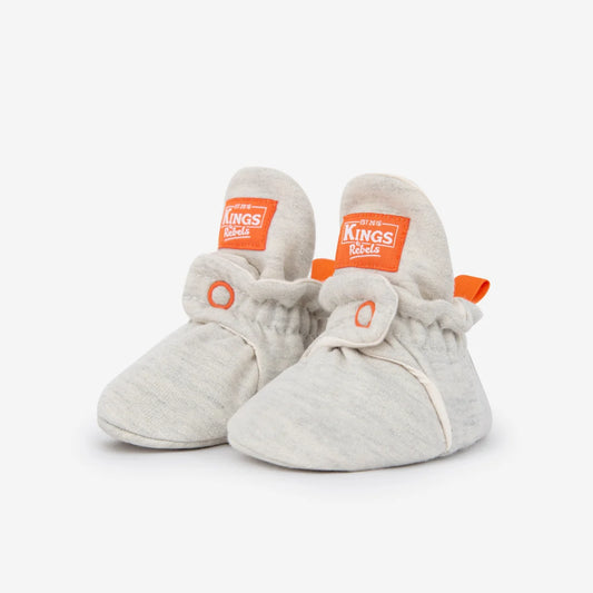 Graue babybooties aus baumwolle mit orangenem branding und kordelverschluss ideal für nachhaltige babykleidung schweiz