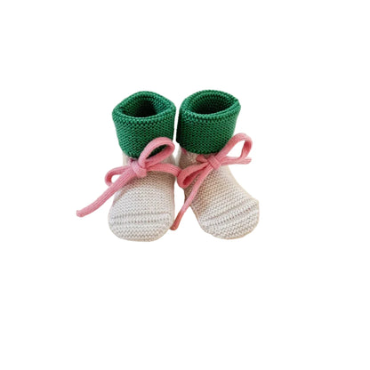 Zweifarbige Babyschuhe Booties in Cream und Grasgrün von Hvid