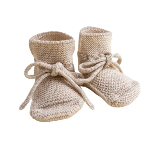 Beige gestrickte Babystiefel mit Bindebändern im Produkt Booties Cream