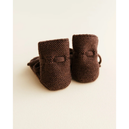 Braune gestrickte Babybooties mit kleinen Schleifen für niedlichen Style