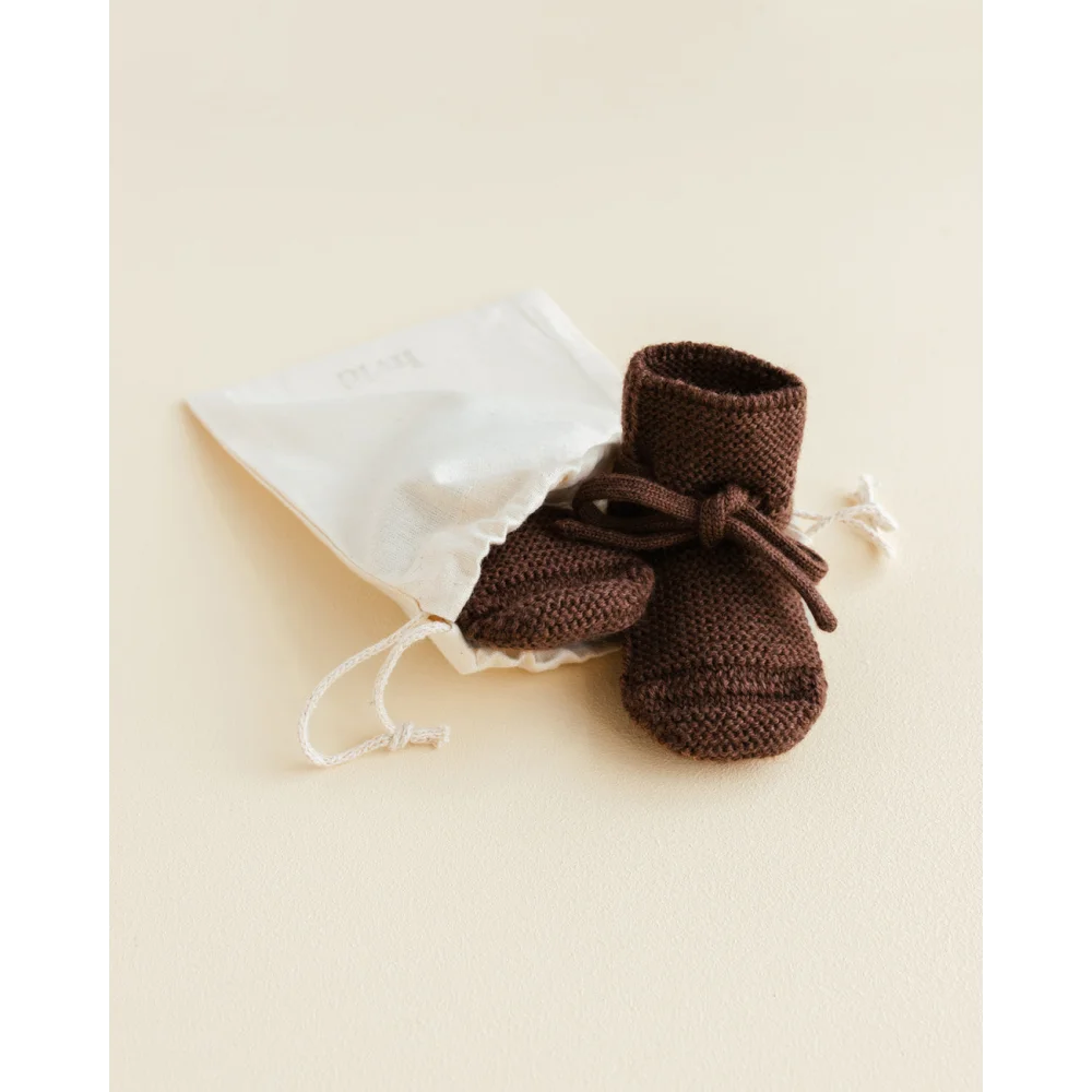 Braune gestrickte Baby-Booties mit Schnürsenkeln in dunkler Farbe