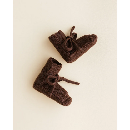 Braune, gestrickte Babybooties mit Schnürsenkeln im Produkt Booties | Dark Brown