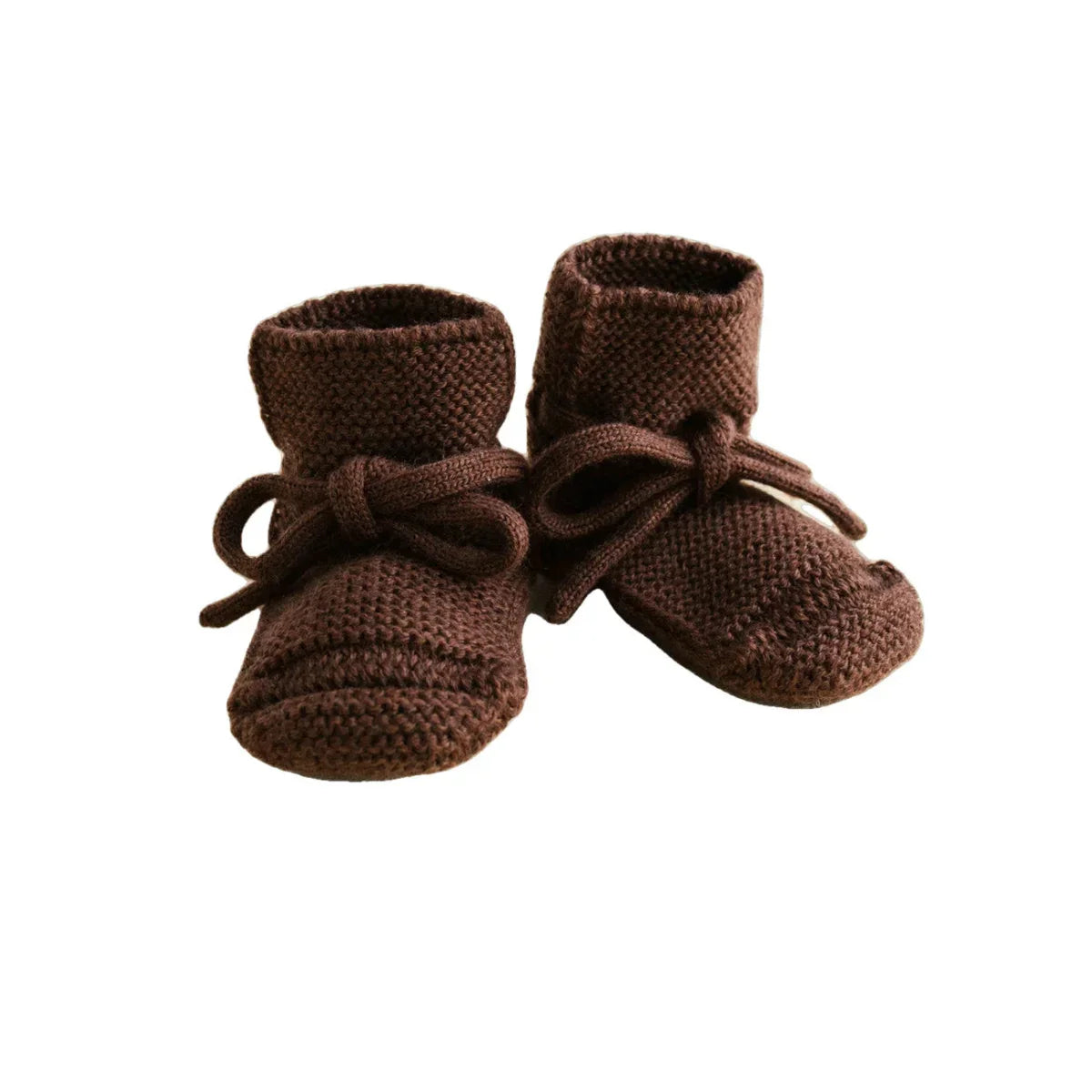 Braune gestrickte Babybooties mit Schleifen, ideal für niedliche Outfits