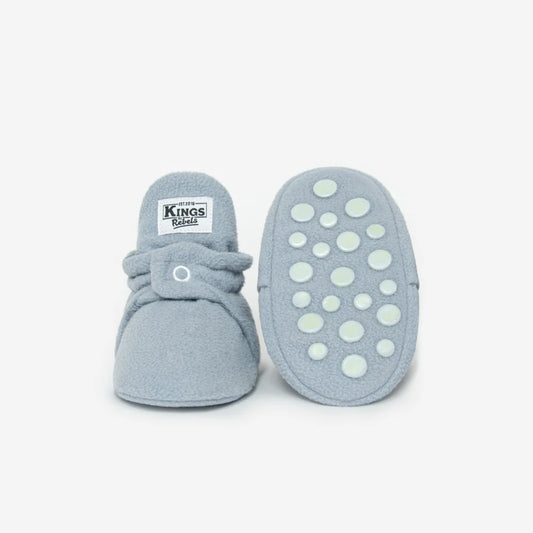 Weiche hellblaue Babybooties mit rutschfesten Sohlen aus dem Produkt Booties Fleece Gripper 12-24 Monate Sky Grey