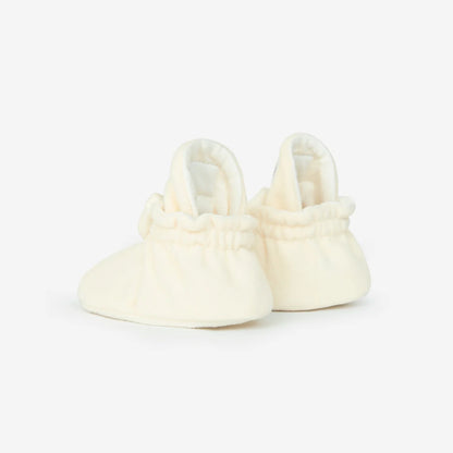 Ein Paar weiche, cremefarbene Babyschuhe aus Fleece, Booties Fleece Original