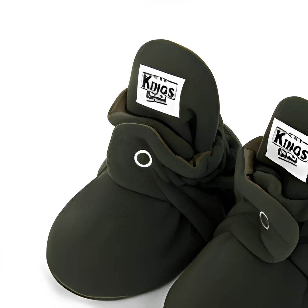 Schwarze Hausschuhe mit Kings Sport Logo und verstellbaren Riemen
