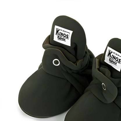 Schwarze Hausschuhe mit Kings Sport Logo und verstellbaren Riemen
