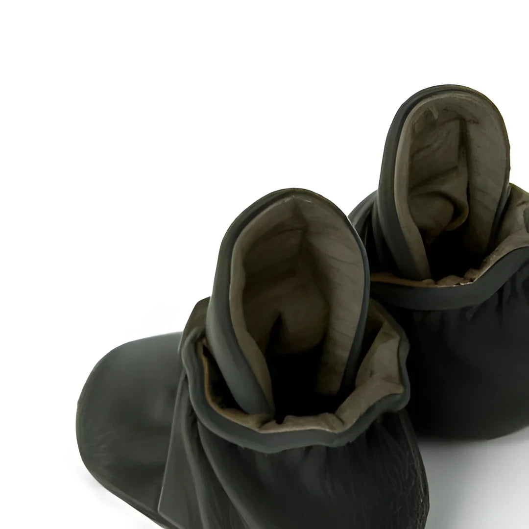 Dunkle Lederstiefel mit sichtbarem, flauschigem Futter an der oberen Öffnung