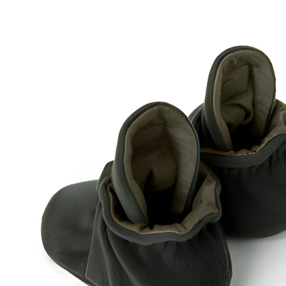 Dunkle Lederstiefel mit sichtbarem, flauschigem Futter an der oberen Öffnung