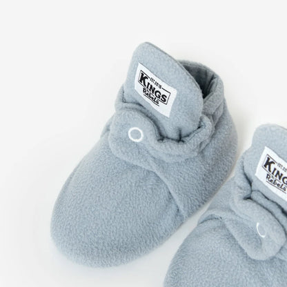 Weiche graue Fleece-Babystiefel mit Druckknöpfen für Babys von 0 bis 12 Monate