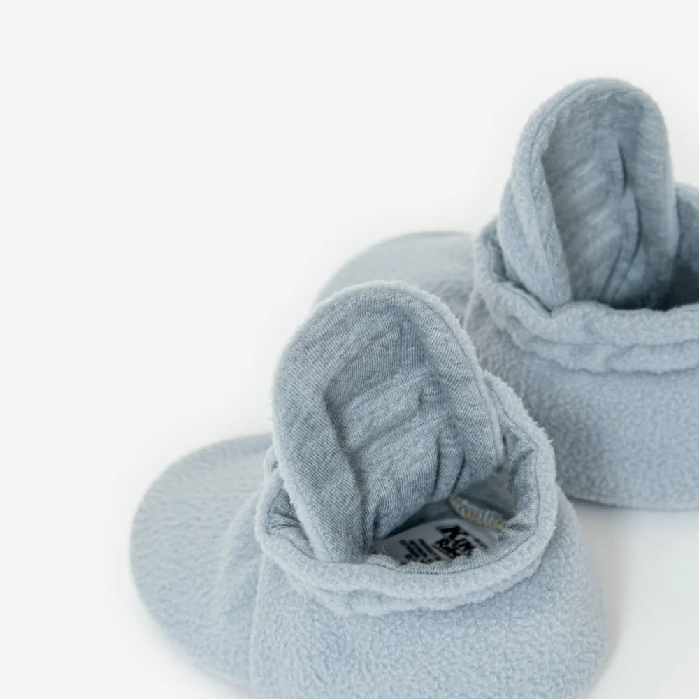 Weiche blaue Babysöckchen aus Fleece für 0 bis 12 Monate, Sky Grey