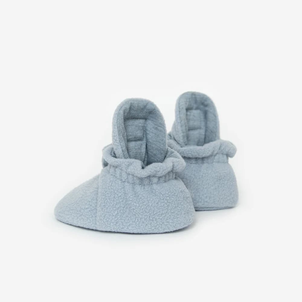 Helle blaue, weiche, plüschige Babyschuhe aus Fleece für 0 bis 12 Monate