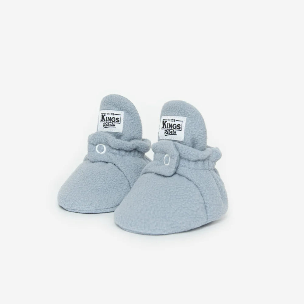 Weiche graue Babybooties mit Druckknöpfen für Neugeborene und Kleinkinder