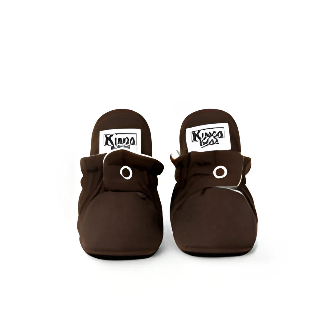 Braune Wildleder-Mokassins für Babys mit weißen Nähten und Metallösen in Schokoladenfarbe