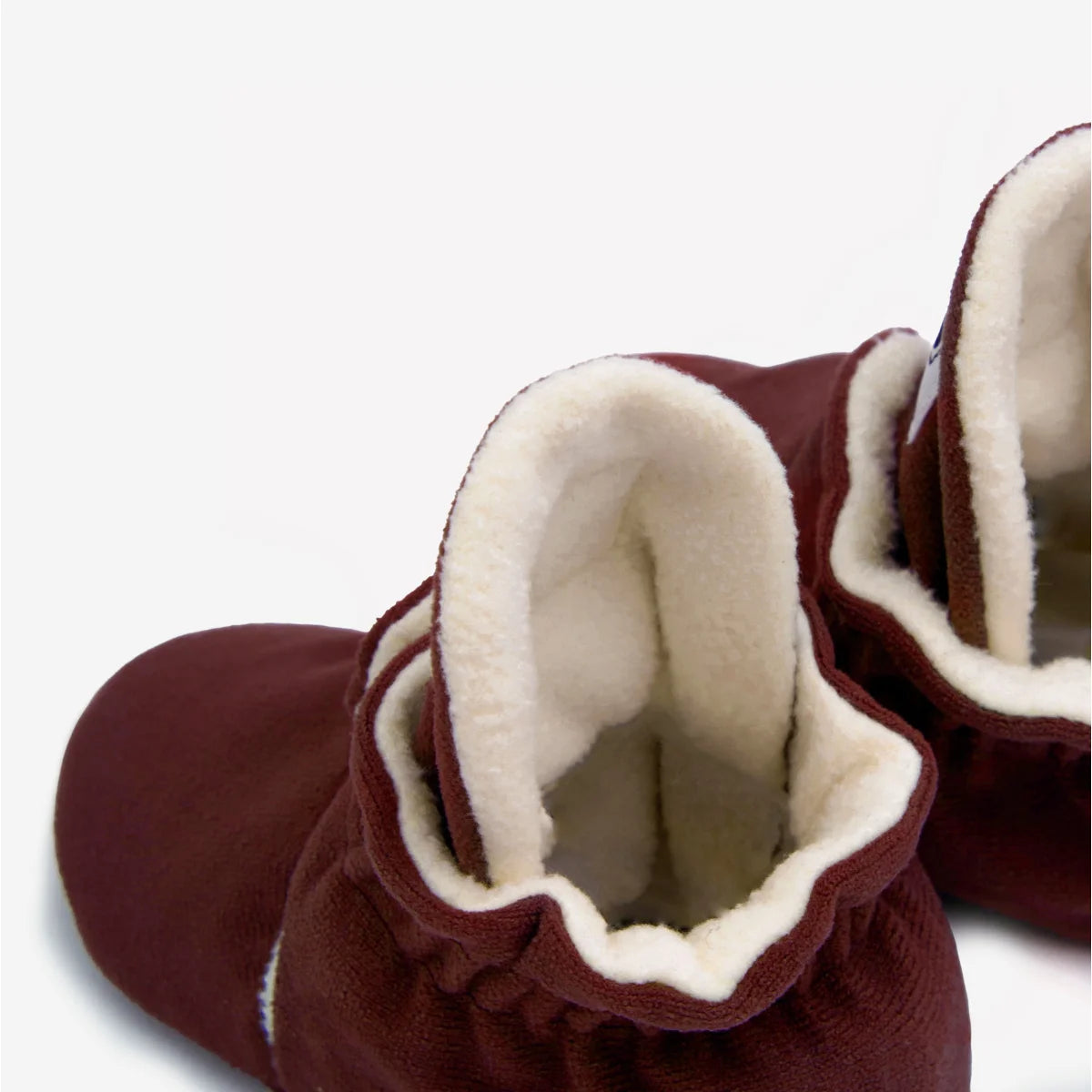 Kings & Rebels Booties Gamuza Classic Cranberry, Detailansicht Markenlabel