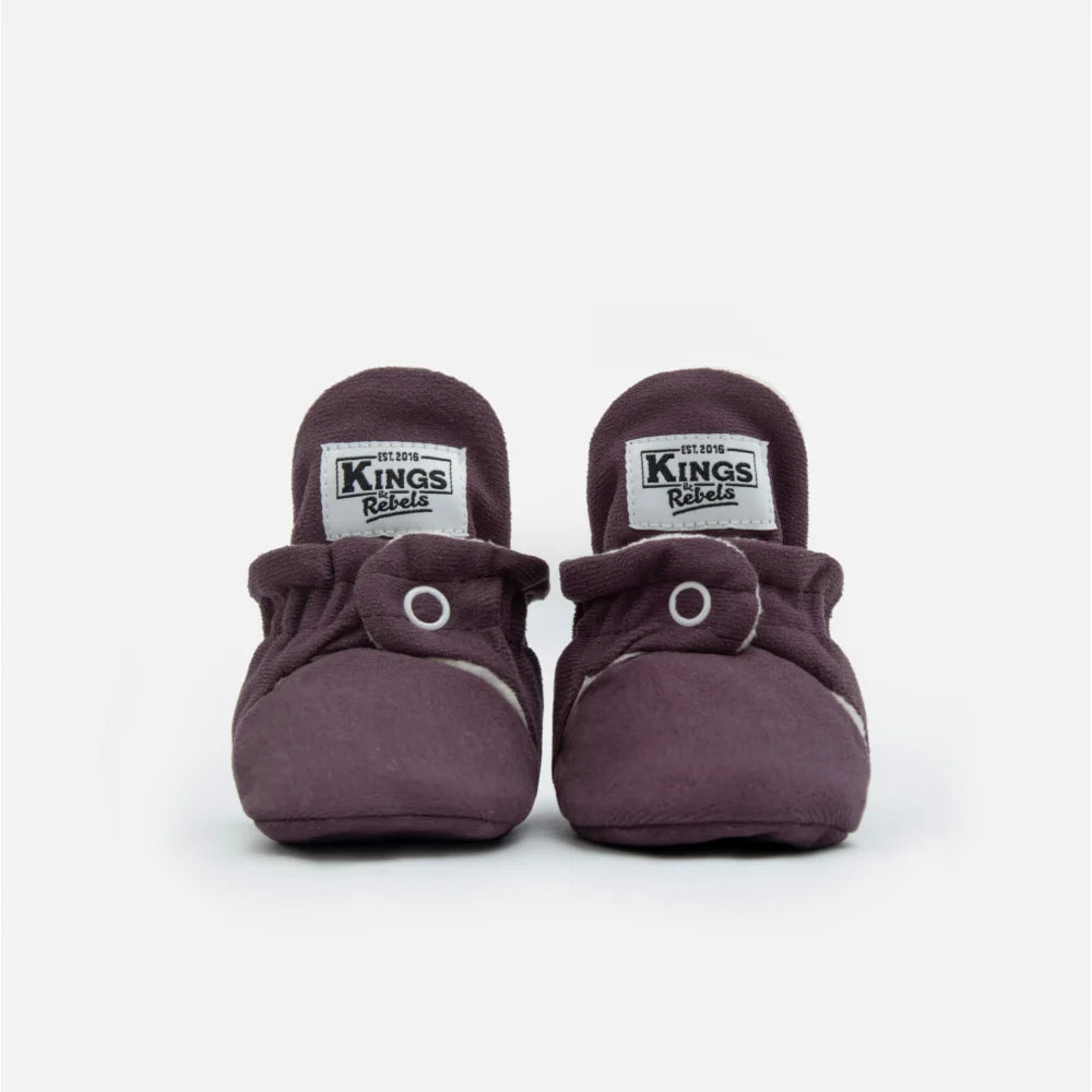 Dunkelviolette Babybooties mit weißen Ösen aus der Produktlinie Booties Gamuza Classic