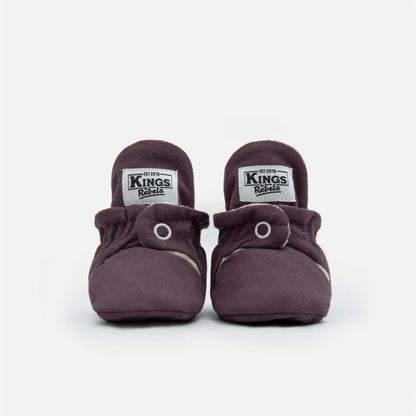 Dunkelviolette Babybooties mit weißen Ösen aus der Produktlinie Booties Gamuza Classic