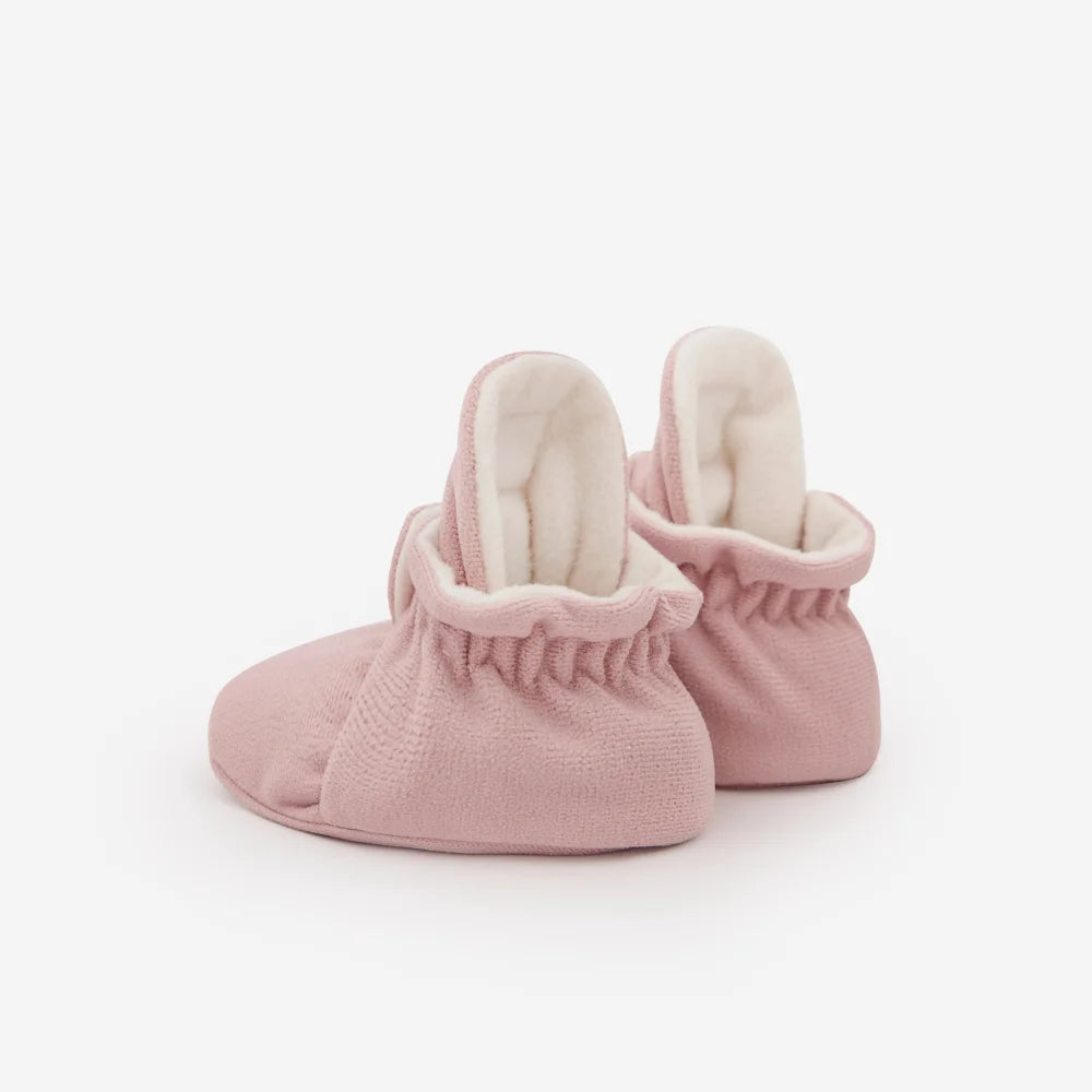 Paar rosa Babybooties mit weicher weißer Fleecefutter für Neugeborene