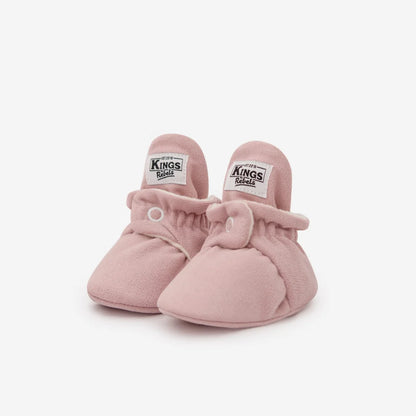 Weiche rosa Baby-Booties mit elastischen Bündchen und weißen Markenlabels