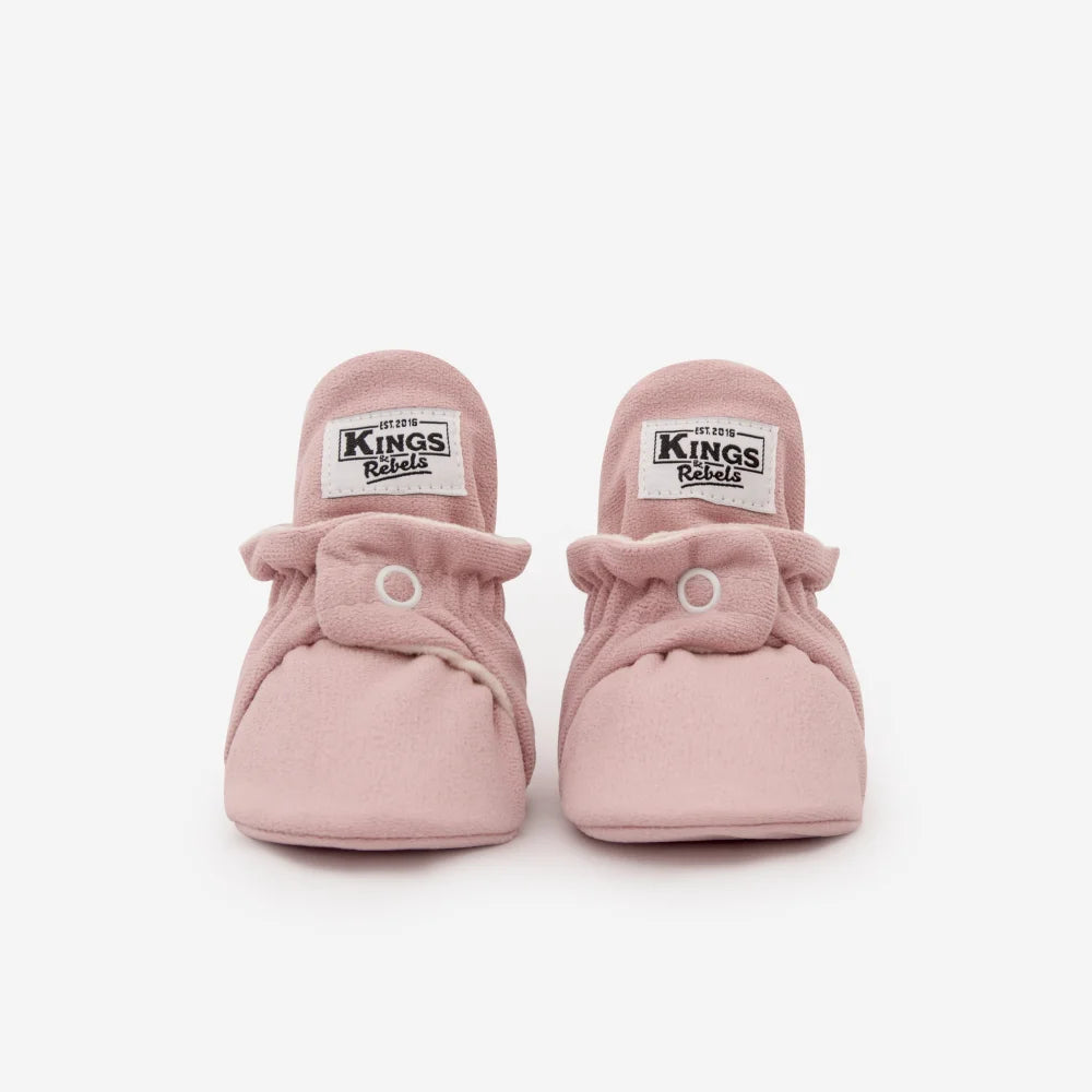 Paar rosa Baby-Booties mit weißen Druckknöpfen für das Produkt Booties Gamuza Classic 0-12 Monate Rosewood