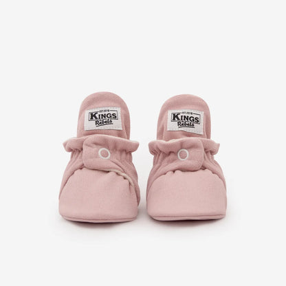 Paar rosa Baby-Booties mit weißen Druckknöpfen für das Produkt Booties Gamuza Classic 0-12 Monate Rosewood