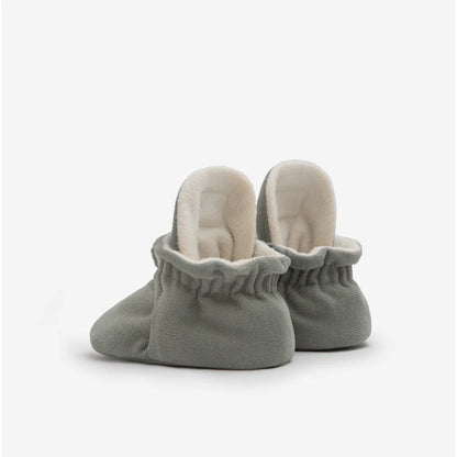 Weiche graue Babyschuhe mit weißem Fleecefutter für das Produkt Booties Gamuza Classic 0-12 Monate Stone