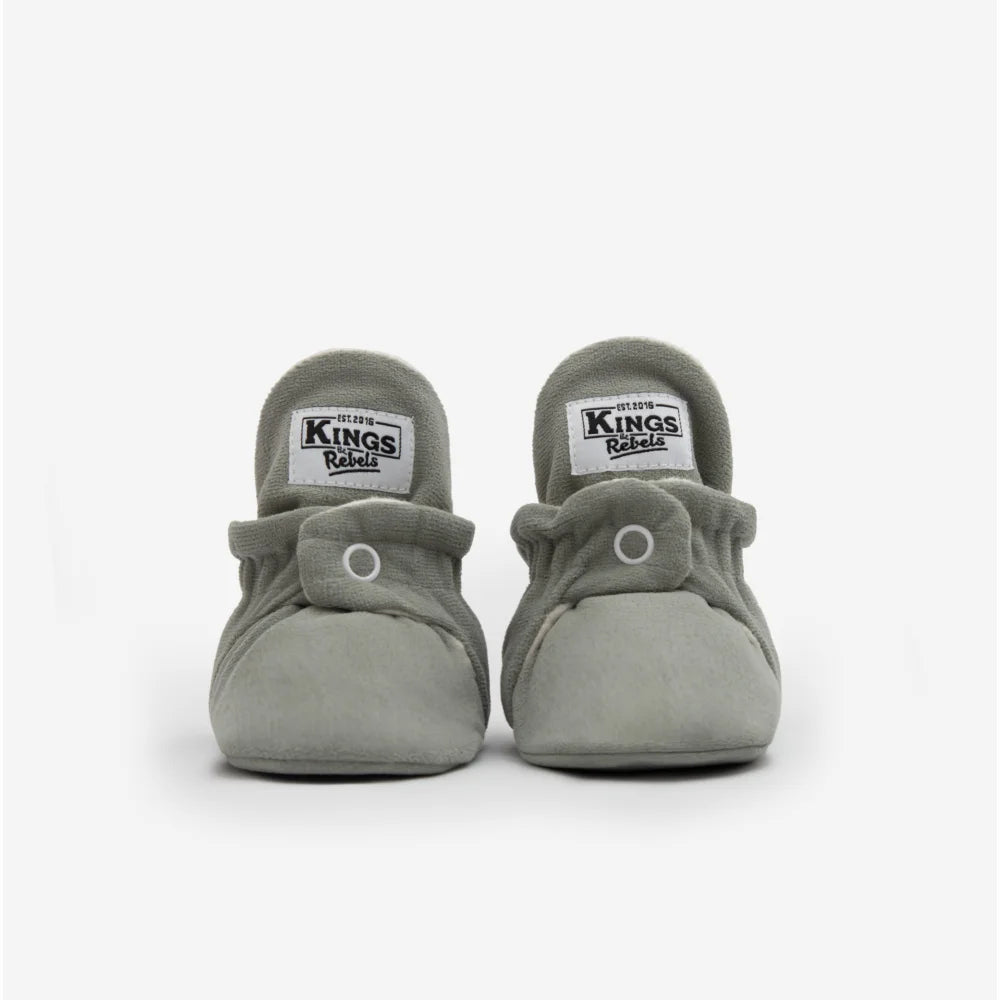 Graue Baby-Moccasins mit Druckknöpfen für Neugeborene im Produkt Booties Gamuza Classic