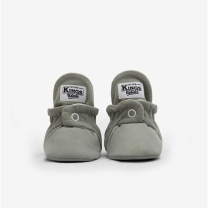 Graue Baby-Moccasins mit Druckknöpfen für Neugeborene im Produkt Booties Gamuza Classic