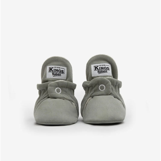 Graue Baby-Moccasins mit Druckknöpfen für Neugeborene im Produkt Booties Gamuza Classic