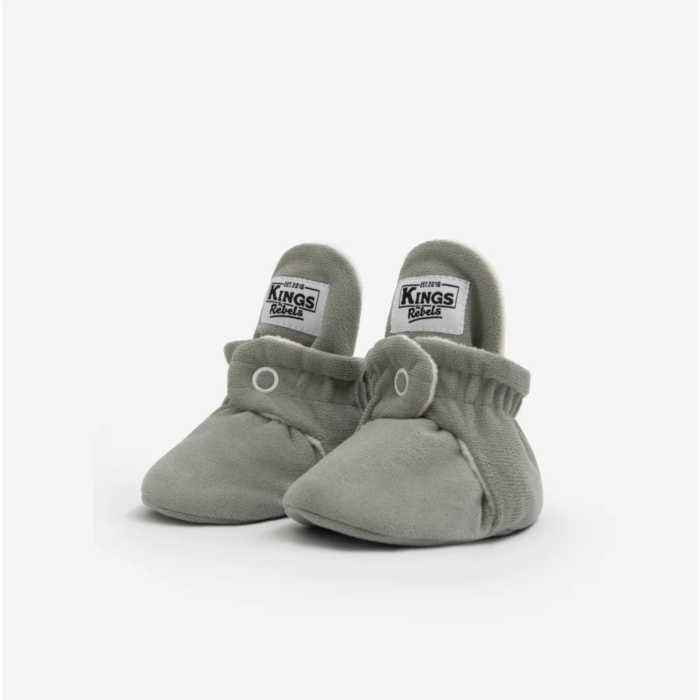 Weiche graue Babystiefel mit Druckknöpfen für das Produkt Booties Gamuza Classic 0-12 Monate | Stone