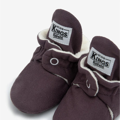 Dunkelbraune Babybooties mit weißen Fleecefutter und Druckknöpfen