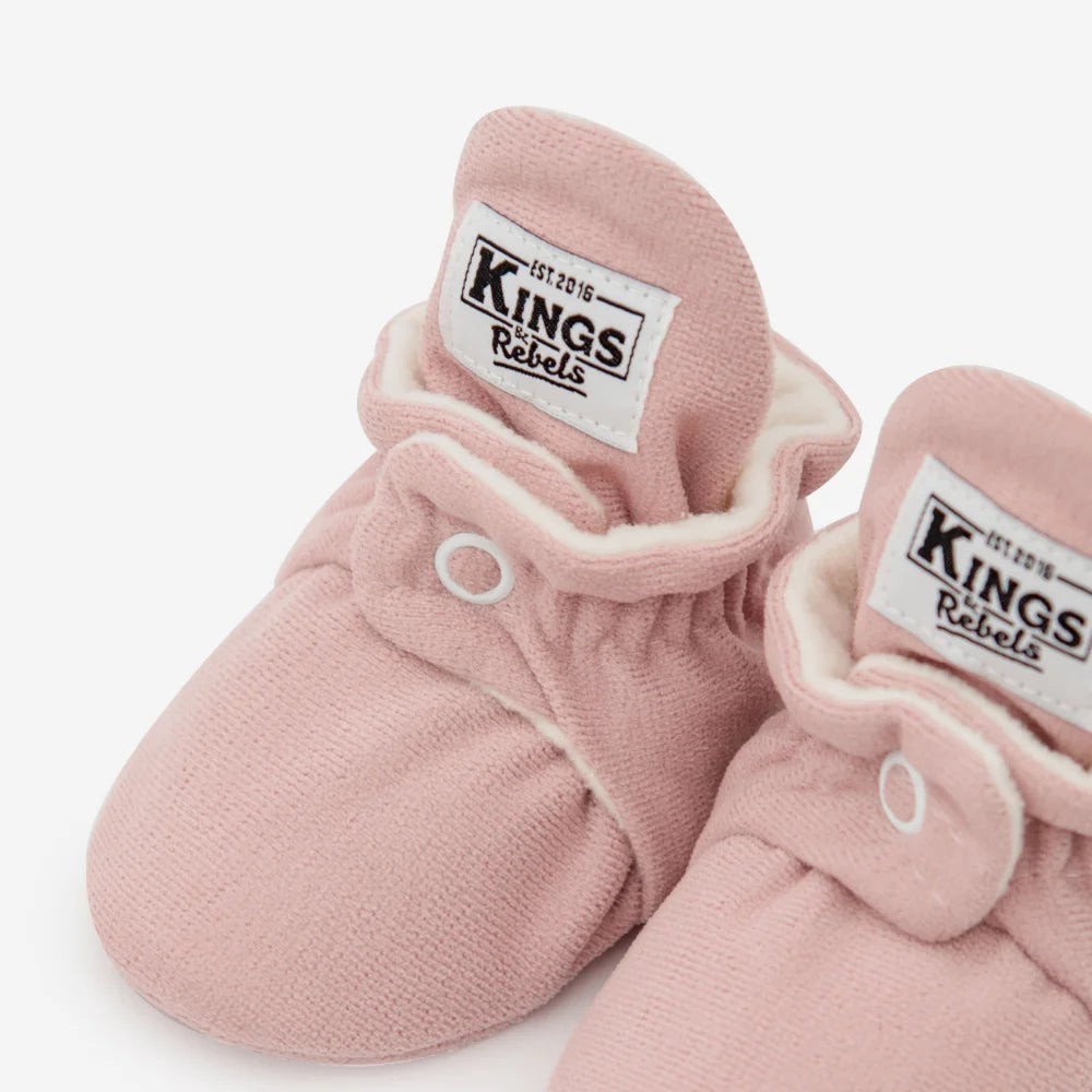 Weiche rosa Babyschuhe mit Druckknöpfen für 12-24 Monate im Produkt Booties Gamuza Gripper Rosewood